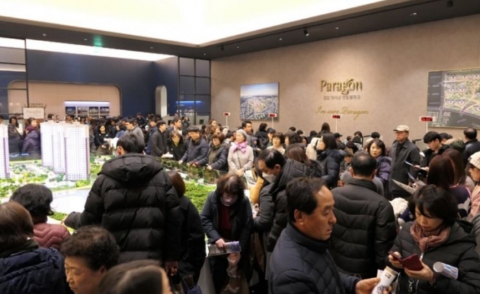 지난 3일 동양건설산업이 짓는 ‘검단 파라곤 센트럴파크’ 모델하우스에 방문한 수요자들이 내부를 둘러보고 있다. 사진=동양건설산업 제공