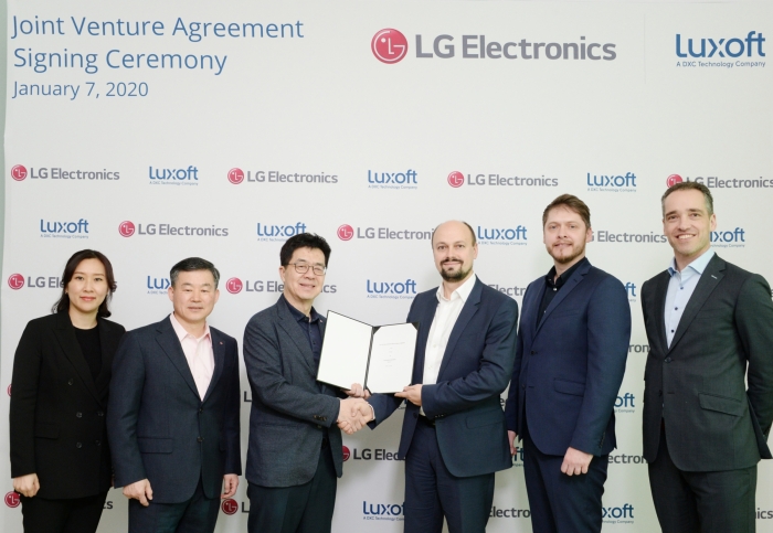 LG전자 CTO 박일평 사장(왼쪽에서 세번째)과 룩소프트 미하일 비코브(Mikhail Bykov, 왼쪽에서 네번째) 오토모티브 솔루션즈 부사장이 협약을 맺고 악수하고 있다. 사진=LG전자 제공