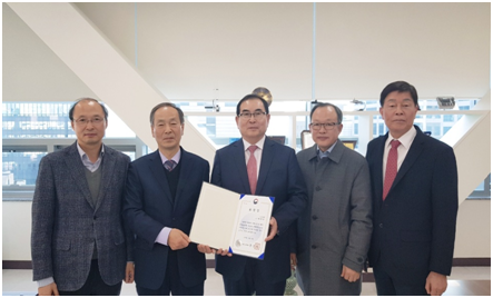 KLCSM 박찬민 사장(가운데)이 장관표창을 받고 한국선급 최종은 검사본부장 등 업계 관계자들과 기념촬영 하고 있다. 사진=SM그룹 제공