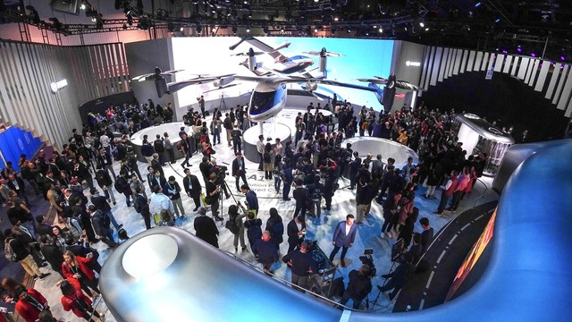 CES 2020에서 관람객들이 현대차가 우버와 개발한 개인용 비행체를 보고 있다. 사진=현대차 제공