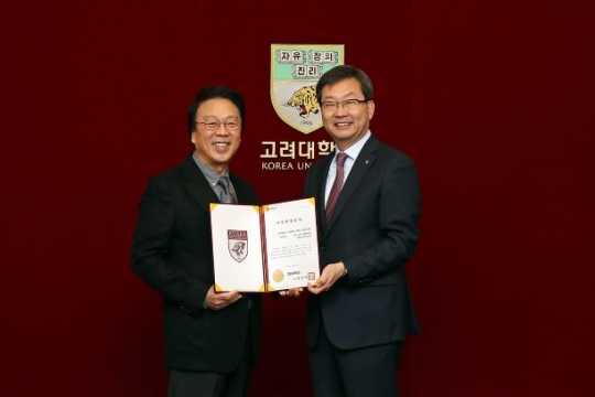 (좌측부터) 최응옥 동기회장, 정진택 총장