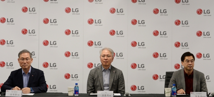 권봉석 LG전자 최고경영자(CEO) 사장(가운데). 사진=LG전자 제공