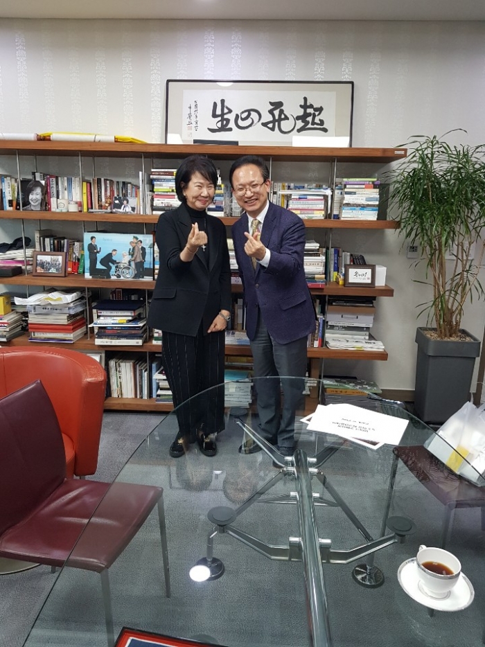 배종호 목포 국회의원예비후보가 손혜원 의원과 12월 31일 국회의원회관 사무실에서 특별면담을 갖고 기념촬영하고 있다.