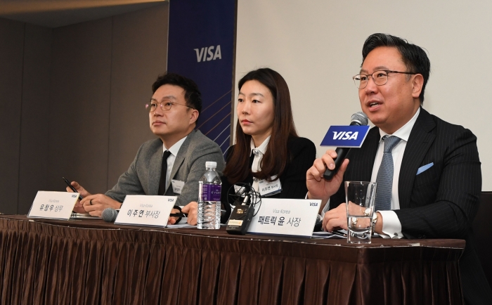 (우측부터) 패트릭 윤 비자 코리아 사장, 이주연 비자 코리아 부사장, 유창우 비자 코리아 상무가 13일 오전, 서울 중구에 위치한 더 플라자 호텔에서 진행된 2020 신년 기자간담회에서 질의응답 시간을 갖고 있다. 사진=비자 코리아 제공