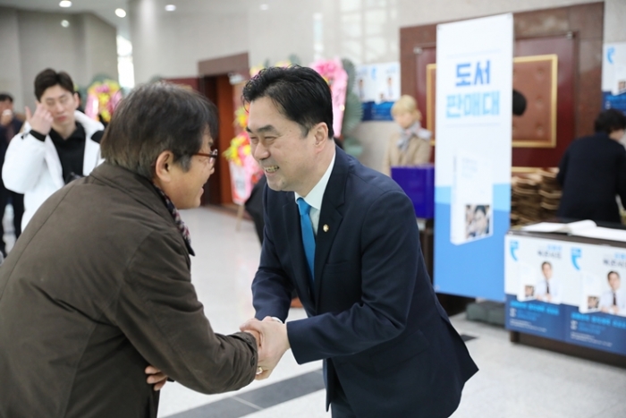 출판기념회 참석자와 인사하는 김종민 더불어민주당 의원. 사진=김종민 의원실 제공