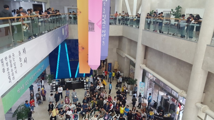 군산근대박물관 로비 공연사진