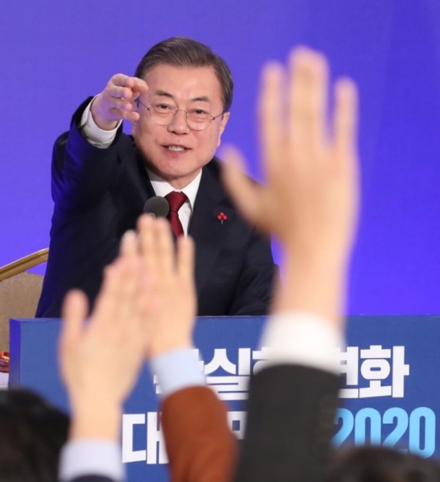 신년기자회견 질문 받는 문 대통령. 사진=연합뉴스
