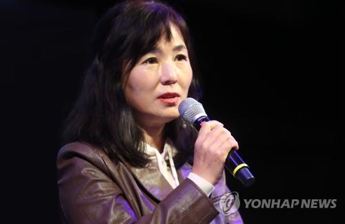 공지영 VS 진중권 설전···공개적 막말 퍼붓기 공격 기사의 사진