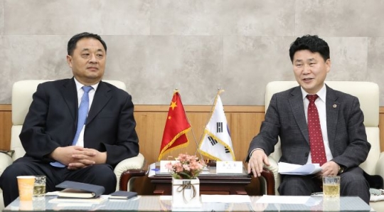김원기 경기도의회 부의장(우)