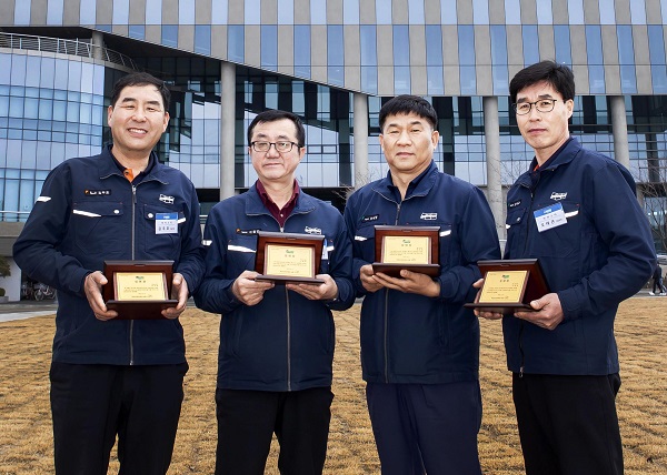 두산인프라코어의 기술직 역량진단 시스템이 국가직무능력표준을 활용한 선도사례로 선정되었다. 지난해 두산인프라코어는 기술직 직원의 체계적 육성과 자긍심 고취를 위해 최고 기술전문가 ‘마이스터’ 4명(사진)을 선정해 발표했다. 사진=두산인프라코어 제공