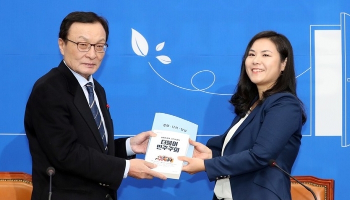 더불어민주당 당원교과서 받는 최지은 박사. 사진=연합뉴스 제공