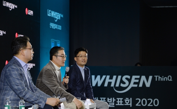 왼쪽부터 LG전자 RAC연구개발담당 배정현 상무, 에어솔루션사업부장 이감규 부사장, 한국B2B마케팅담당 임정수 담당이 질문에 답변하고 있다. 사진=LG전자 제공