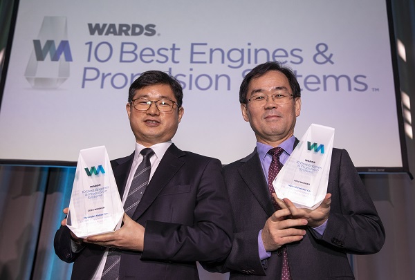 16일(현지시간) 미국 디트로이트에서 열린 ‘2020 Wards 10 Best Engines & Propulsion Systems’ 시상식에서 가변사이클엔진리서치랩 하경표 연구위원(오른쪽)과 전동화개발실 정진환 상무가 기념촬영을 했다. 사진=현대자동차 제공