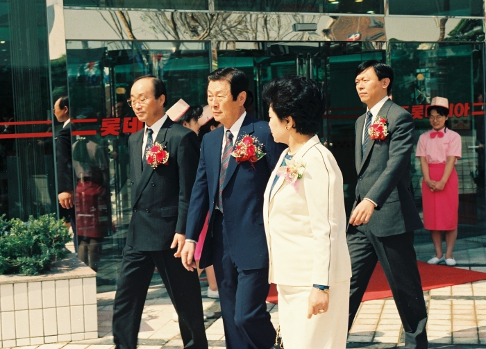1991년 5월 롯데백화점 영등포점 개점 기념식에 참석한 신격호 명예회장 부부와 신동빈 롯데그룹 회장. 사진=롯데그룹 제공
