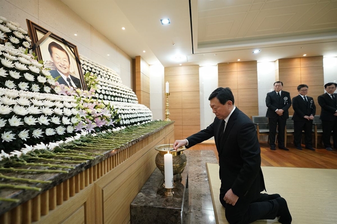 빈소에 모인 롯데 일가···사실혼 관계 서미경씨도 조문 기사의 사진