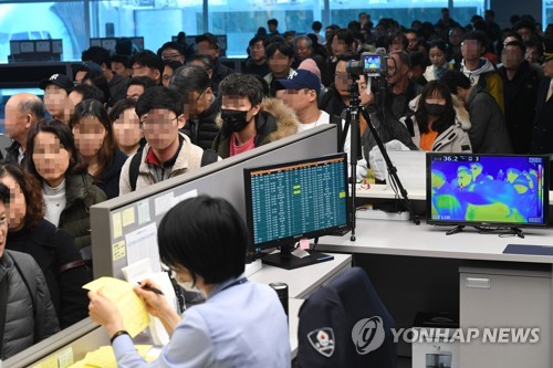 20일 인천국제공항 입국장에서 질병관리본부 국립검역소 직원들이 입국자들을 발열 검사하고 있다. 사진=연합뉴스 제공