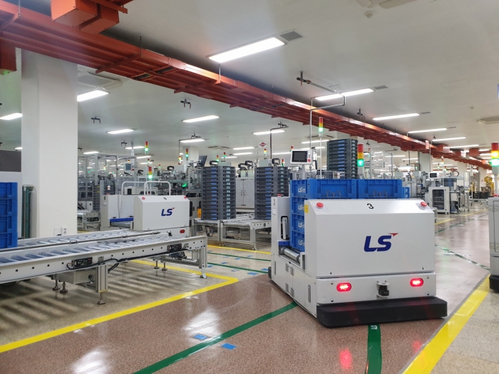 LS산전 청주 스마트공장에서 무인운반차량(AGV)가 제품을 싣고 이동하고 있는 모습. 사진=LS산전 제공