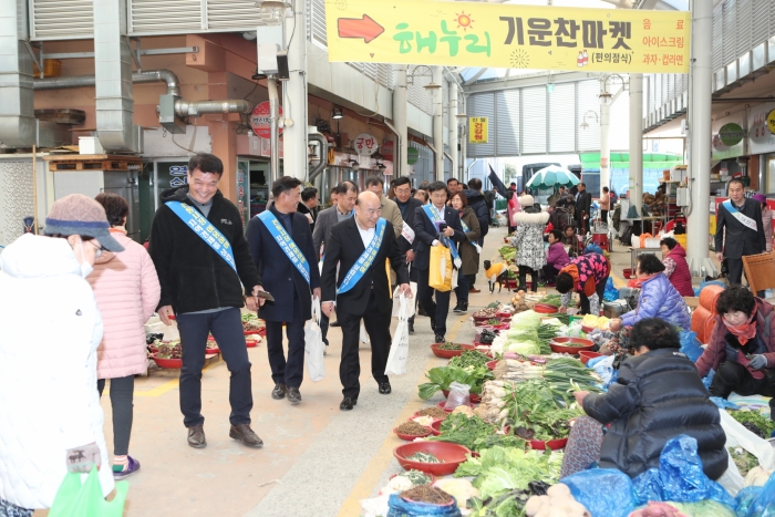 광양시가 설을 앞두고 전통시장 민생탐방을 하고 있다.