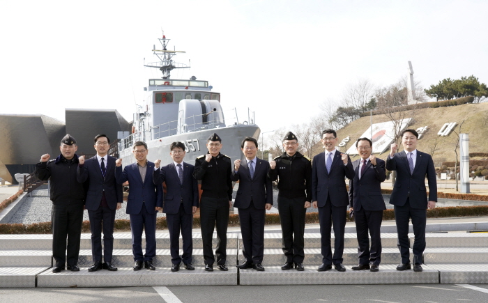 21일 김광수 NH농협금융지주 회장과 임직원이 경기도 평택시 해군 제2함대를 방문했다. (오른쪽 5번째 김광수 NH농협금융지주 회장, 6번째 유근종 해군 제2함대 사령관) 사진=NH농협금융지주 제공