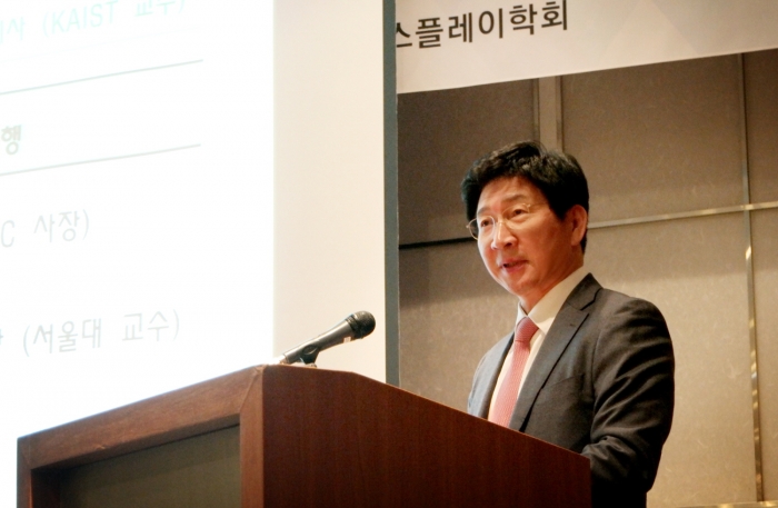 제14대 한국정보디스플레이학회장에 선임된 이동훈 삼성디스플레이 사장이 21일 신년하례식에서 인사말을 하고 있다. 사진=한국정보디스플레이학회 제공