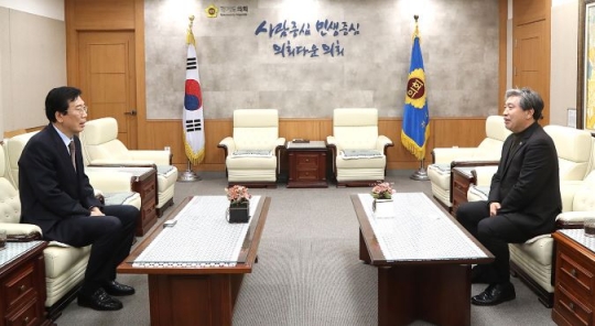 송한준 경기도의회 의장(우)