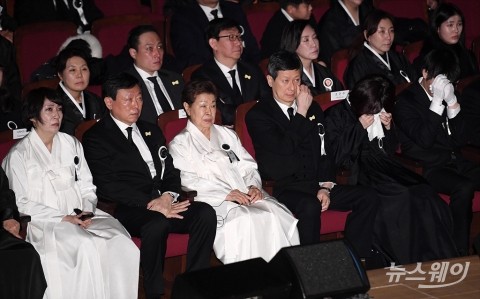 신격호 韓 상장사 지분 신영자·동주·동빈 상속···신동빈 가장 많아