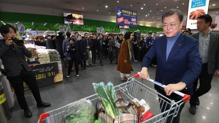 국산 농산물 구입하는 문재인 대통령. 사진=연합뉴스 제공