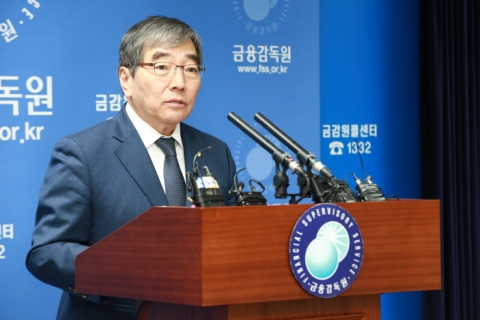 벼랑 끝 몰린 윤석헌···조직 안팎에서 압박