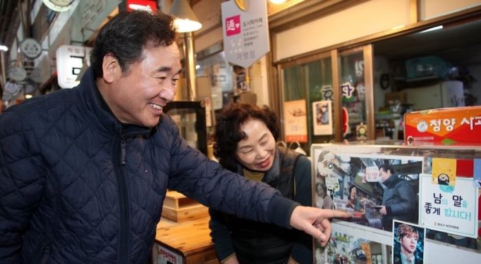 시장 둘러 보는 이낙연 전 국무총리. 사진=연합뉴스 제공