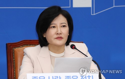 입당 인사말하는 이수진 전 부장판사. 사진=연합뉴스 제공