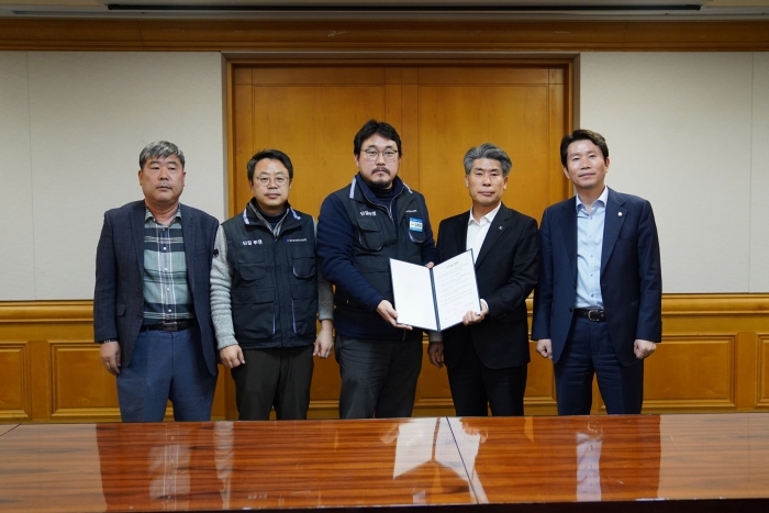지난 27일 중구 명동 은행연합회 14층에서 기업은행 김형선 노조위원장과 윤종원 신임 행장이 만나 노사 공동선언에 합의했다. 이 자리에는 (오른쪽부터) 이인영 더불어민주당 원내 대표, 은성수 금융위원회 위원장, 박홍배 금융노조 위원장 당선인, 김동명 한국노총 위원장 당선인 등 여당·정부·노동계의 대표자들이 함께했다. 사진=기업은행 노조 제공