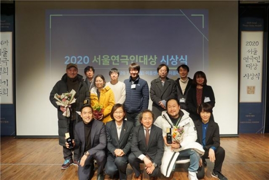 20일 송명화 서울시의원(앞줄 왼쪽 두 번째)이 서울연극협회 감사패를 수상한 후 기념촬영을 하고 있다.