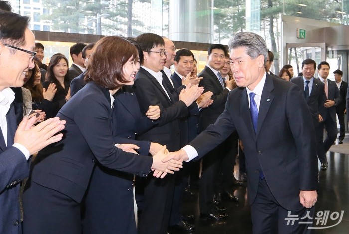 윤종원 IBK기업은행장 27일만에 첫 출근. 사진=이수길 기자 leo2004@newsway.co.kr
