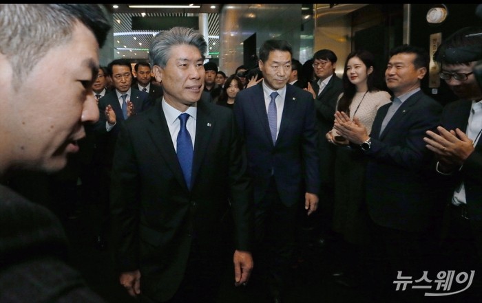 윤종원 IBK기업은행장 27일만에 첫 출근. 사진=이수길 기자 leo2004@newsway.co.kr
