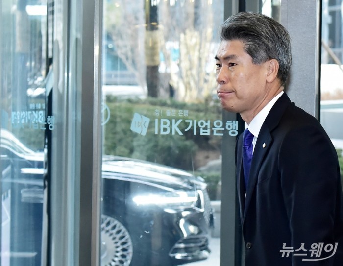 윤종원 IBK기업은행장 27일만에 첫 출근. 사진=이수길 기자 leo2004@newsway.co.kr