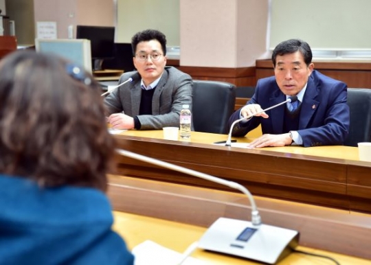 윤화섭 안산시장이 지난 28일 시청 상황실에서 신종 코로나바이러스 감염증 대비를 위해 열린 아동·청소년 단체장과의 간담회에서 발언하고 있다.