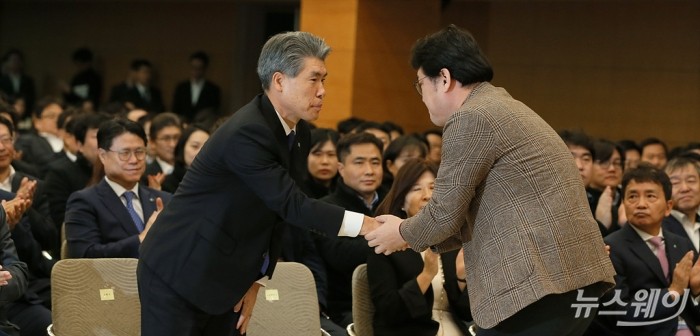 윤종원 IBK기업은행장 27일만에 취임식. 사진=이수길 기자 leo2004@newsway.co.kr