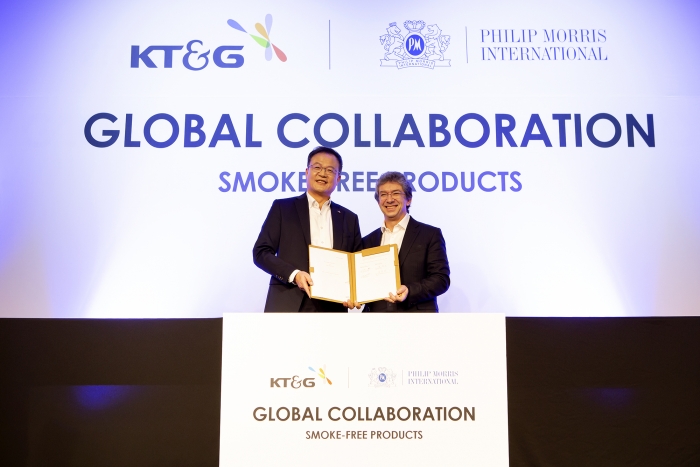 백복인 KT&G 사장과 안드레 칼란조풀로스(André Calantzopoulos) PMI 최고경영자가 릴 글로벌 수출 계약 서명식을 갖고 기념촬영을 하고 있다. 사진=KT&G