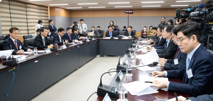 은성수 금융위원장이 29일 정부서울청사 금융위원회에서 여신전문업계 최고경영자(CEO) 간담회를 주재, 모두발언을 하고 있다. 사진=금융위원회 제공