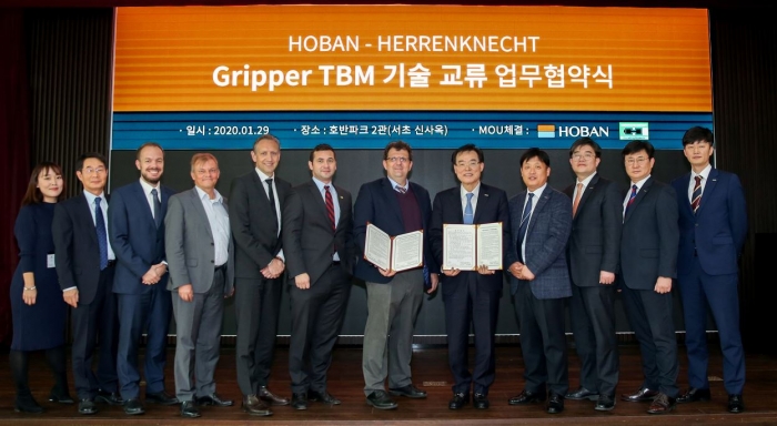 29일 호반산업과 독일 헤렌크네히트 업무 협약 체결 후 기념 사진을 촬영하고 있다. 호반산업 김진원 사장(왼쪽에서 여덟번째). 사진=호반그룹