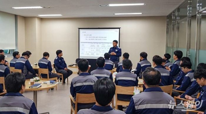 안동일 사장이 스마트 아카데미 교육에 참석해 회사의 고객 중심 프로세스 운영 계획을 밝히고 있다. 사진=현대제철 제공