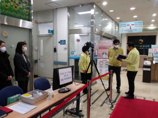 31일 신종 코로나바이러스 감염증과 관련해 지역 의료기관에서 현장 점검을 실시하고 있다. 사진=미추홀구