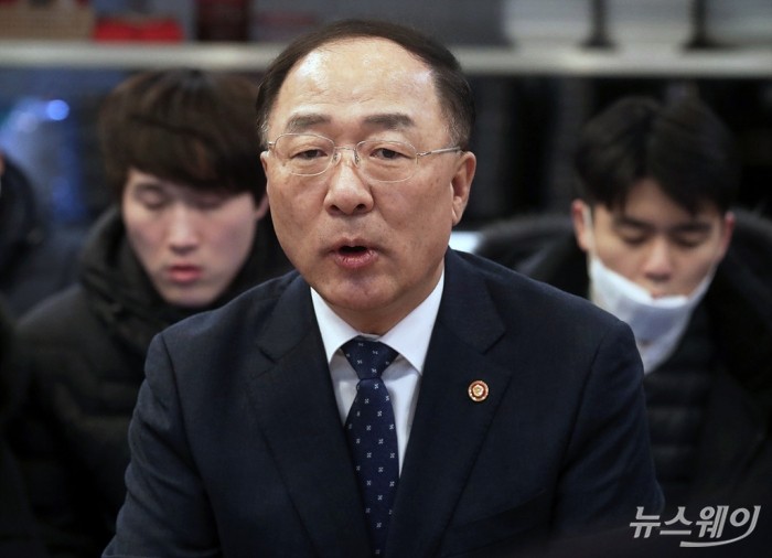 홍남기 경제부총리 겸 기획재정부 장관-‘신종 코로나바이러스 관련 경제현장 실태 점검및 간담회’. 사진=이수길 기자 leo2004@newsway.co.kr