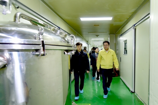 4일 박남춘 인천시장이 손소독제 생산업체인 ㈜피엘코스메틱을 방문해 시민 안전에 차질없는 물자생산을 당부하고 현장을 점검했다.