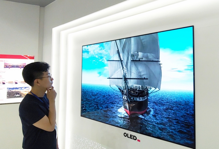 LG디스플레이 직원이 OLED TV를 시청하고 있는 모습. 사진=LG디스플레이 제공