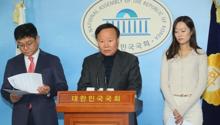 김재원 자유한국당 정책위의장이 총선 공약을 발표하고 있다. 사진=연합뉴스 제공