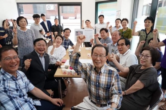 기동민 국회의원, 이승로 성북구청장, 이경선 서울시의원, 길희봉 주민협의체 회장 및 주민들이 파이팅을 외치고 있다.
