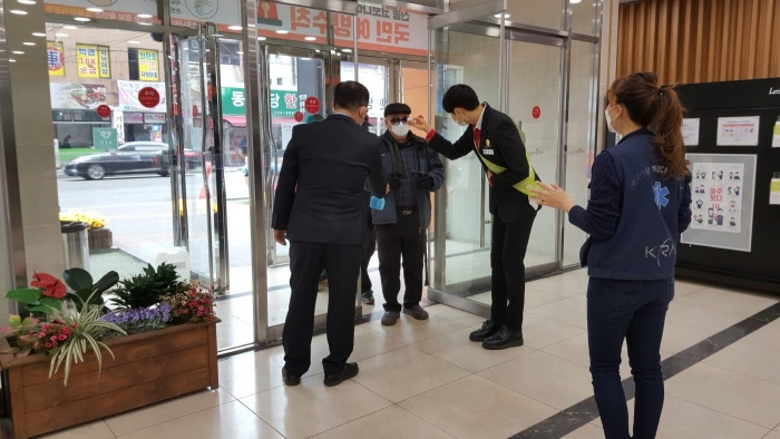 한국마사회 광주지사가 코로나바리러스 감염즘 예방을 위해 입장 고객을 대상으로 마스크지급, 손세정 실시, 체온 측정을 하고 있다.