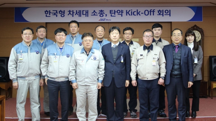 사진 왼쪽에서 세번째 S&T모티브 특수사업본부장 박문선 상무, 네번째 풍산 방산영업본부 사업개발실장 정순집 상무. 사진=S&T모티브 제공