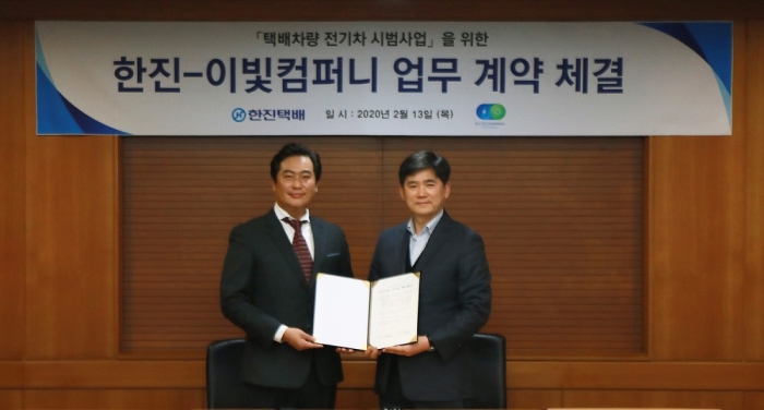 박정민 ㈜이빛컴퍼니 대표이사(왼쪽)과 신영환 ㈜한진 택배사업본부장. 사진=한진 제공